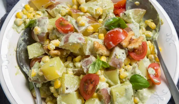 Ensalada de Papas y Verdura con Salsa Albahaca
