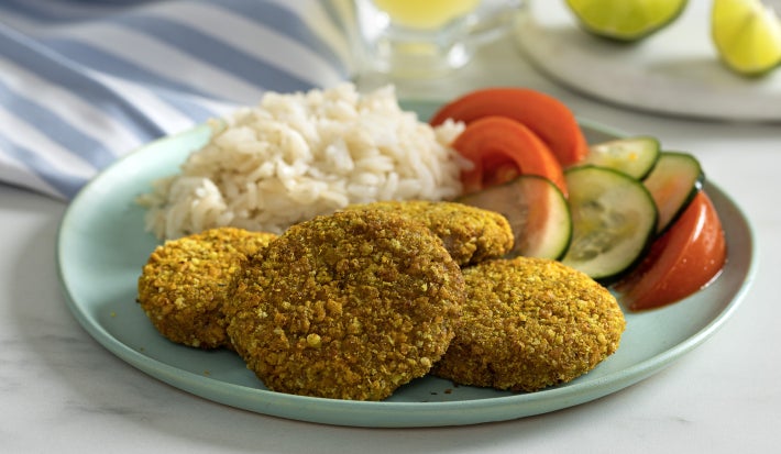 Croquetas crujientes de atún al horno, servidas con arroz blanco y ensalada de pepino y tomate