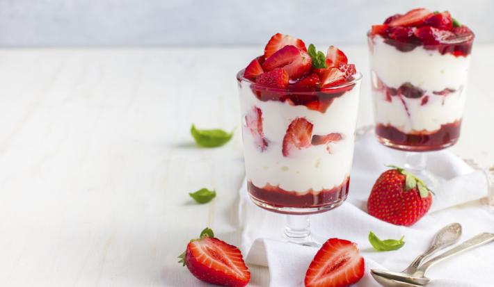 Vasito cremoso de limón y frutilla