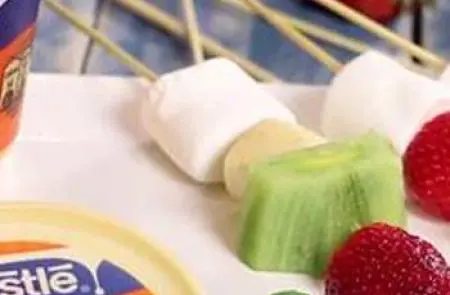 Brochetas con Fruta y Manjar