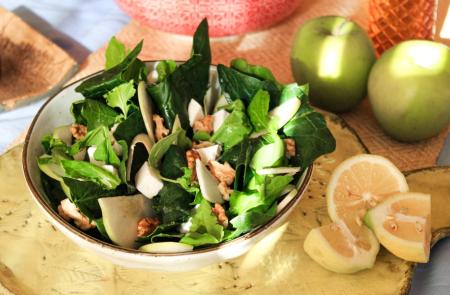 Ensalada de espinaca, manzana verde, quesillo y nueces