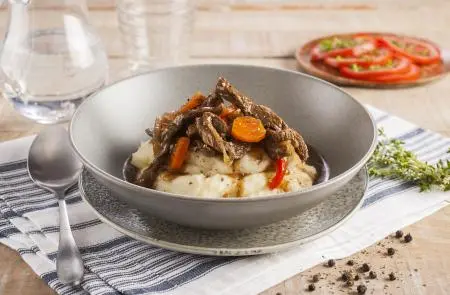 Carne estofada con puré