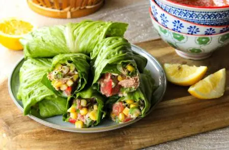 Rollitos de atún envueltos en lechuga