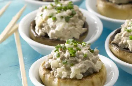 Champiñones rellenos de carne a la crema