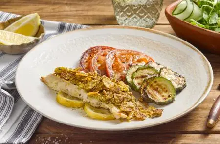 Pescado al horno con costra de hierbas y verduras grilladas