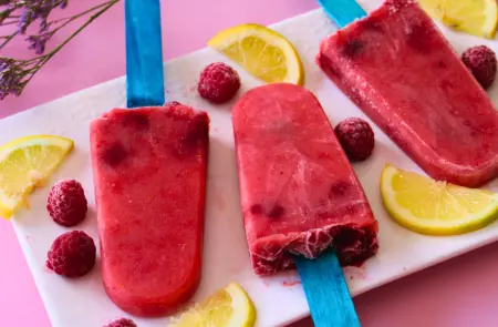 Paletas de helado de durazno y frambuesa