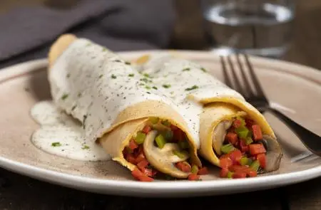 Panqueques de lentejas rojas con salsa blanca