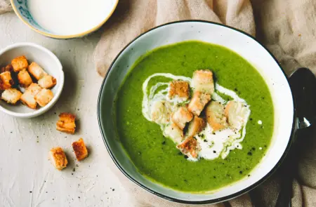 Crema de brócoli, arvejas y espinaca