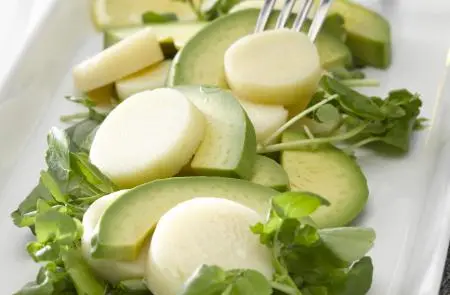 Ensalada de palmitos y palta con berros