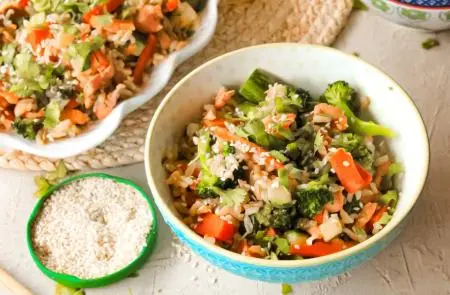 Arroz salteado con verduras y pescado
