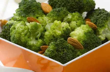 Ensalada de Brocoli con Almendras