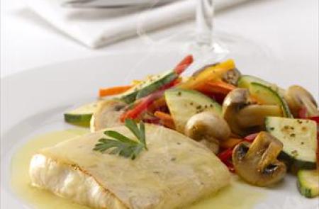 Pescado a la Mantequilla con Verduras Salteadas