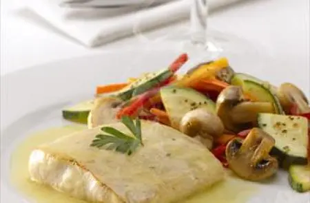 Pescado a la Mantequilla con Verduras Salteadas
