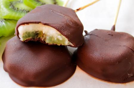 Brochetas de frutas bañadas en chocolate