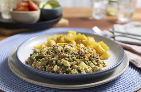 Guiso de zapallo italiano con papas doradas