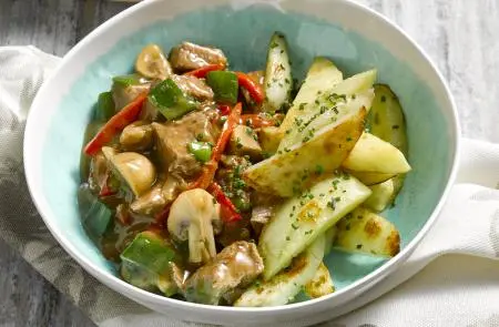 Strogonoff con Salsa de Carne y Papas Doradas