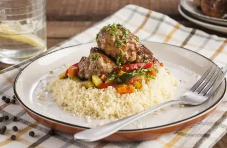 Albondigas de cerdo con cous cous fresco