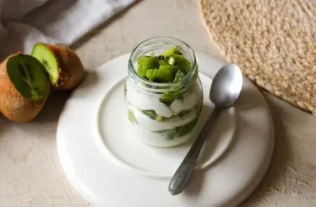 Vasitos de yoghurt y kiwi