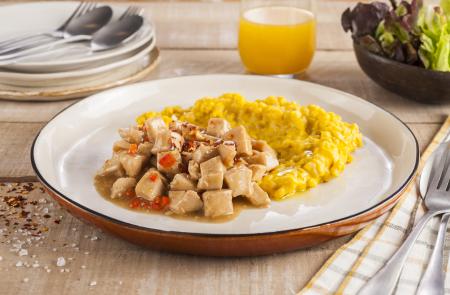 Pescado salteado con mote cremoso