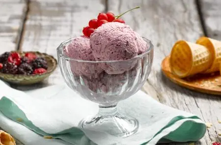 Helado de yoghurt y frutos rojos