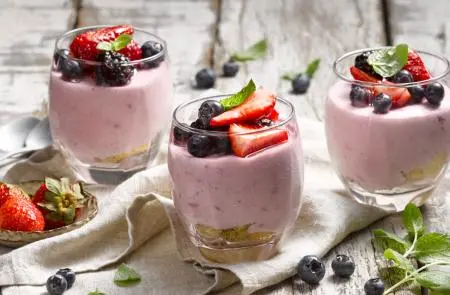 Postre helado de yoghurt, chía y frutos rojos