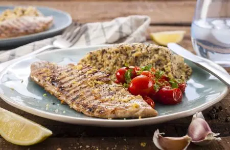 Pescado a la plancha con quinoa y tomatitos