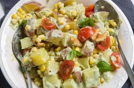 Ensalada de Papas y Verdura con Salsa Albahaca
