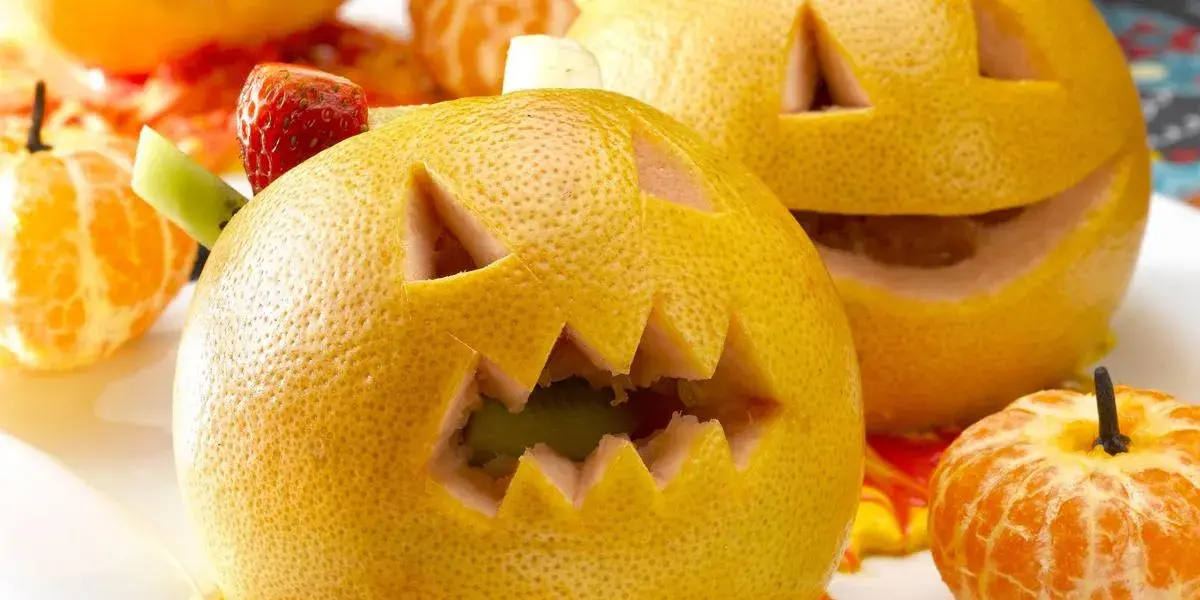 Calabaza para halloween con fruta