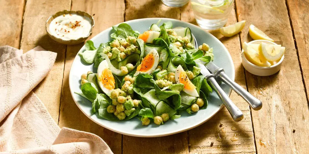 plato de ensalada de vegetales con huevo