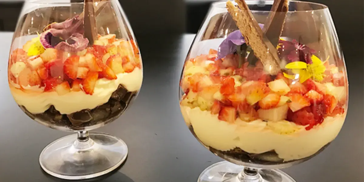 fruta con leche condensada en copa