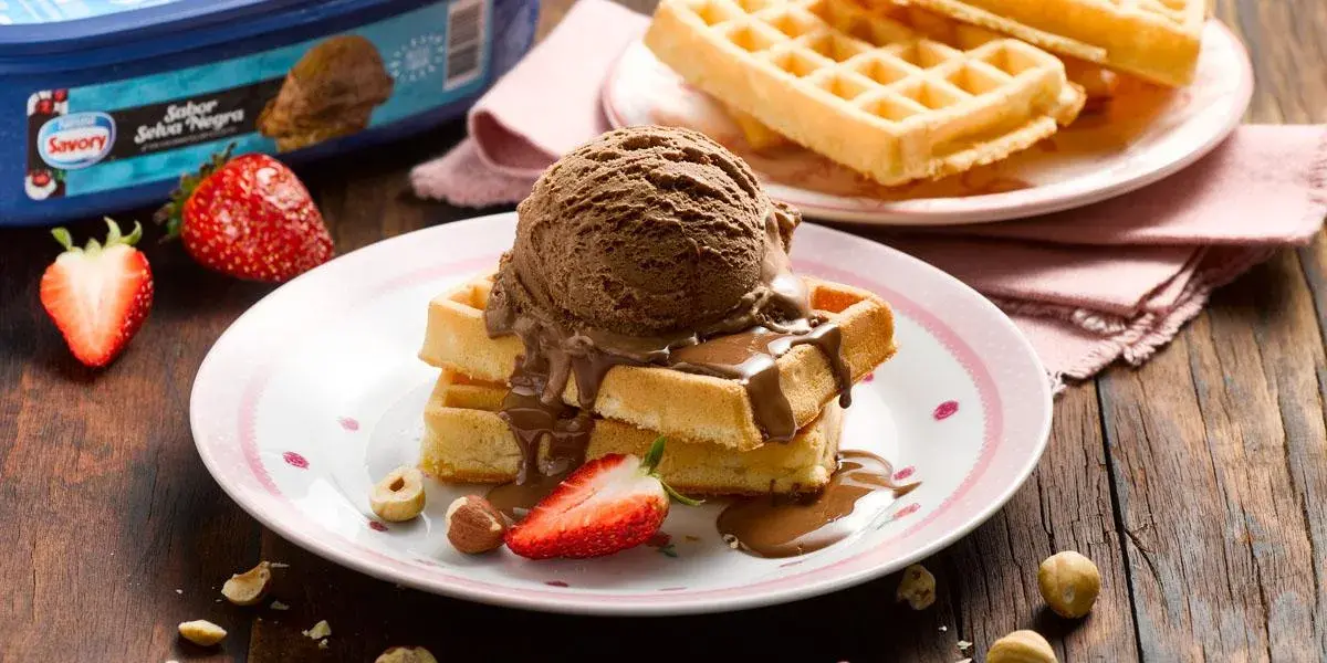 Helado de chocolate con wafles
