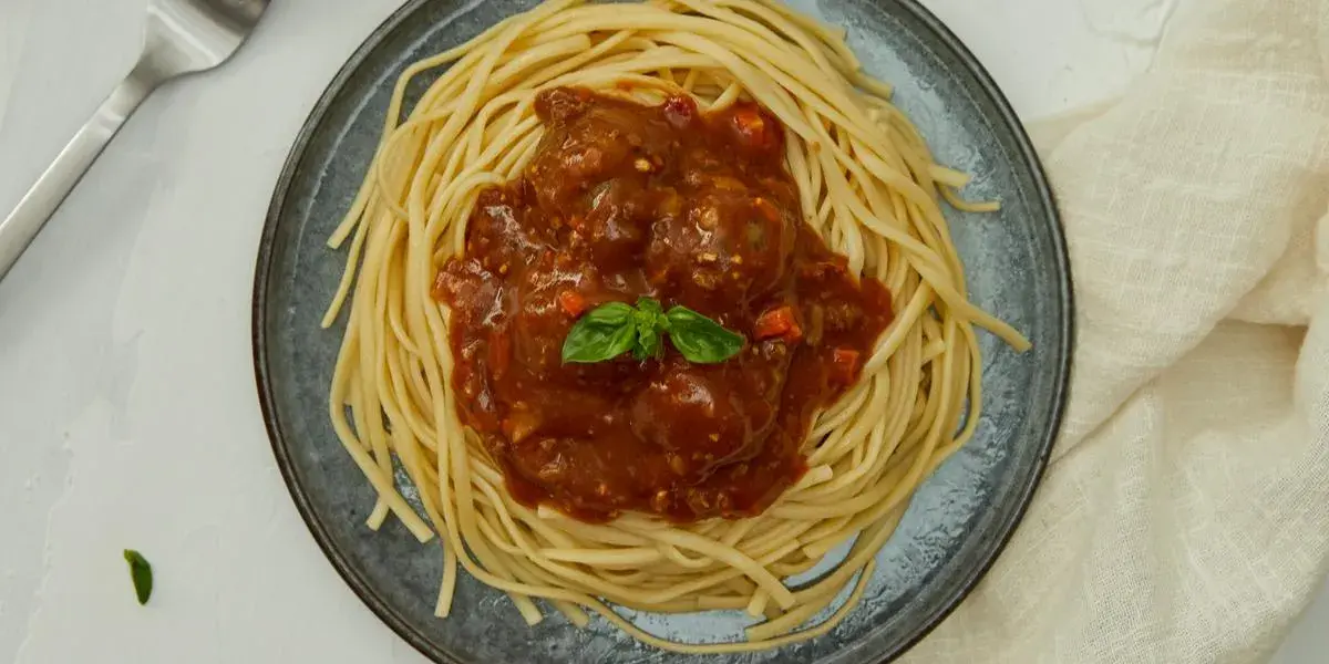 plato de pastas con albondigas