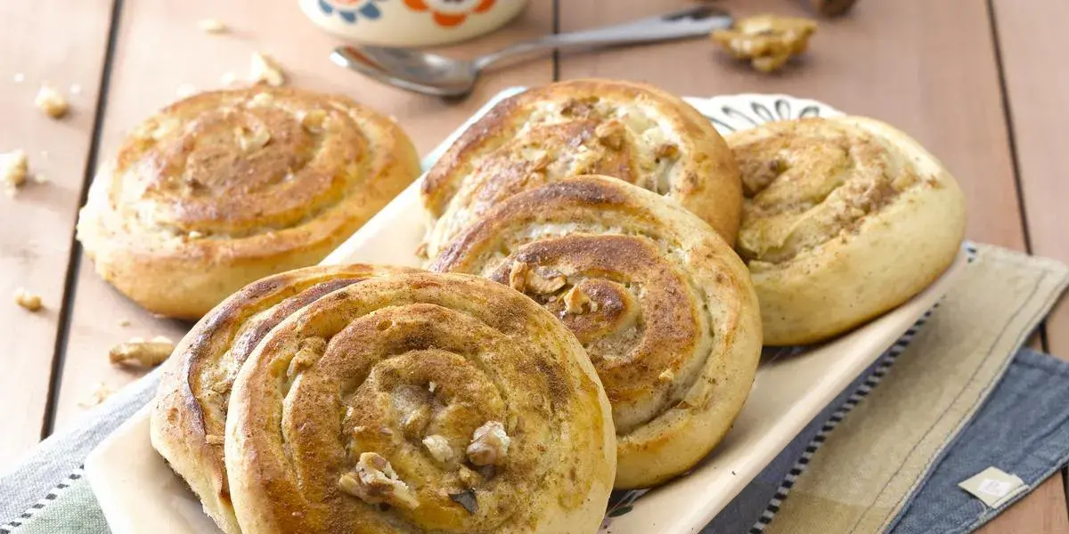 rollos de canela con glaseado de leche condensada 