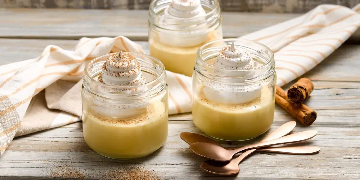 vaso de suspiro limeño con leche evaporaa