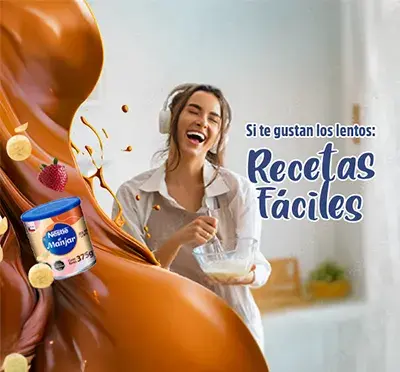 Mujer feliz con audífonos y delantal, cocinando en ambiente alegre con productos Nestlé.