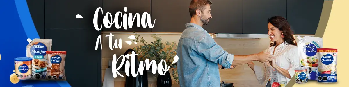 Pareja cocinando con productos Nestlé como manjar y leche condensada. Frase ‘Cocina a tu ritmo’ destaca practicidad.