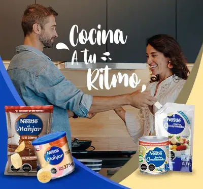 Pareja cocinando con productos Nestlé como manjar y leche condensada. Frase ‘Cocina a tu ritmo’ destaca practicidad.
