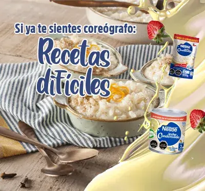 Dos postres montados en cocina limpia y moderna, con productos Nestlé al costado.