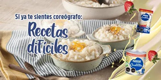 Dos postres montados en cocina limpia y moderna, con productos Nestlé al costado.
