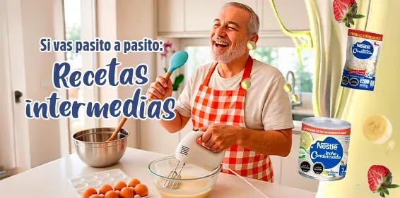Niña y adulto cocinando juntos en cocina iluminada, con ingredientes y productos Nestlé.