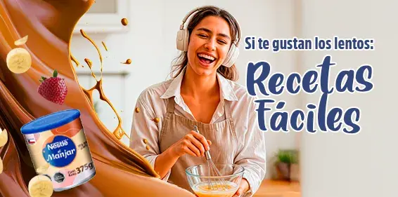 Mujer feliz con audífonos y delantal, cocinando en ambiente alegre con productos Nestlé.