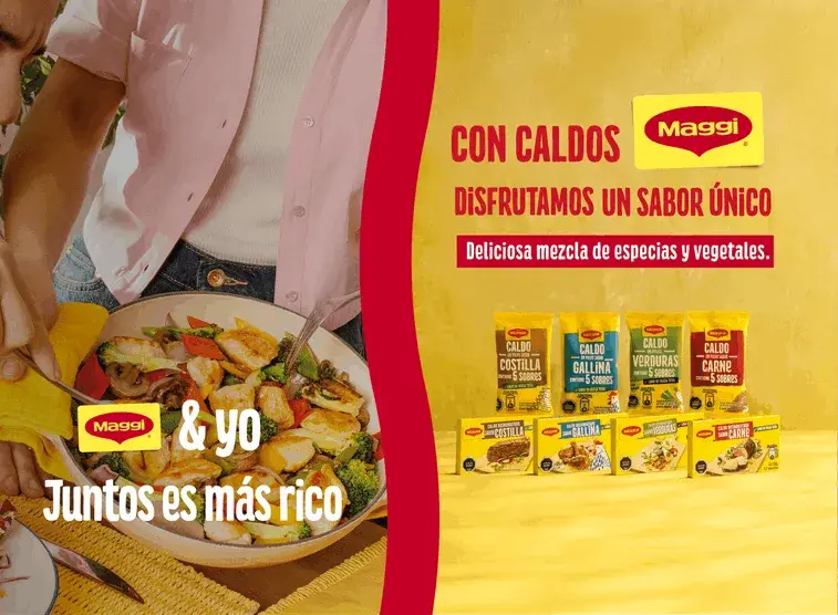 Personas compartiendo un plato de verduras y pollo con caldos Maggi, con sabor único y mezcla de especias y vegetales.