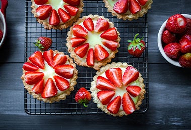 Finger food: tartaletas de fresa la comida estilo finger food tiene muchos tipos, desde postres hasta comida salada